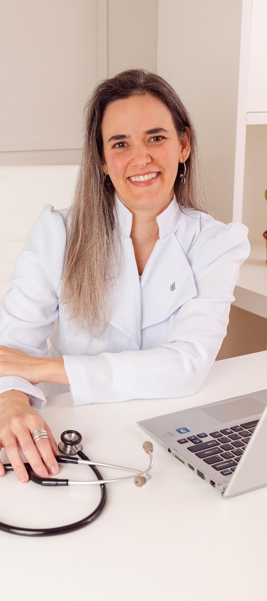 Dra. Lívia Paulinelli em seu consultório